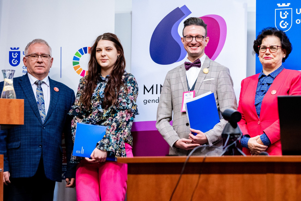 📸 Na zdjęciu od lewej; prof. Krzysztof Bielawski, dwójka laureatów I edycji konkursu: Katarzyna Jagłowska i dr Krystian Maciej Tomala, oraz prof. Ewa Łojkowska