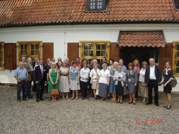 Uczestnicy Międzynarodowego Seminarium Naukowego Nuta wolności w pismach i  działalności  Józefa  Wybickiego (1747-1822) przed Muzeum Hymnu Narodowego w  Będominie.