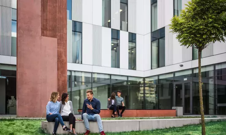 Budynek Neofilologia studenci