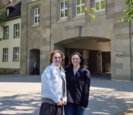prof. Szymańska z prof. Makarską przed budynkiem uniwersytetu