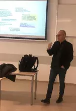 Dr Steinmayr podczas wykładu przy ekranie