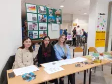 Stoisko filologii germanskiej na WNS, studentki II roku