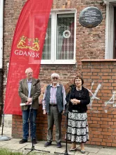 Tablica pamięci pisarza i wykładowcy naszego wydziału Zbigniewa Żakiewicza odsłonięta we Wrzeszczu