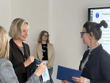  projekt "Kompozytowe siedziska na stopniach na dziedzińcu pomiędzy Rektoratem a gmachem Neofilologii" Aleksandry Hołomej z Biura Dziekana Wydziału Filologicznego zajął 2. miejsce w kategorii projektów pracowniczych w kolejnej edycji Akademickiego Budżetu Obywatelskiego