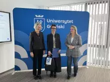  projekt "Kompozytowe siedziska na stopniach na dziedzińcu pomiędzy Rektoratem a gmachem Neofilologii" Aleksandry Hołomej z Biura Dziekana Wydziału Filologicznego zajął 2. miejsce w kategorii projektów pracowniczych w kolejnej edycji Akademickiego Budżetu Obywatelskiego