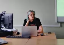 dr Marta Tymińska siedząca przy komputerze prezentująca treści z wykładu