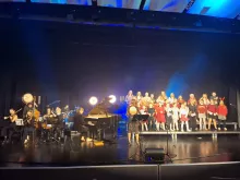 Koncert świąteczny z gwiazdami: Leszkiem Możdżerem, Martą Burdynowicz, Łukaszem Reksem i młodzieżą Sopockiego Teatru Baabus Musicalis na Filologicznym UG