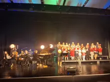 Koncert świąteczny z gwiazdami: Leszkiem Możdżerem, Martą Burdynowicz, Łukaszem Reksem i młodzieżą Sopockiego Teatru Baabus Musicalis na Filologicznym UG