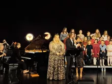 Koncert świąteczny z gwiazdami: Leszkiem Możdżerem, Martą Burdynowicz, Łukaszem Reksem i młodzieżą Sopockiego Teatru Baabus Musicalis na Filologicznym UG