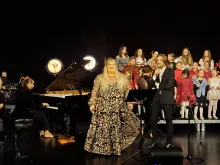 Koncert świąteczny z gwiazdami: Leszkiem Możdżerem, Martą Burdynowicz, Łukaszem Reksem i młodzieżą Sopockiego Teatru Baabus Musicalis na Filologicznym UG