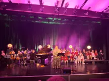 Koncert świąteczny z gwiazdami: Leszkiem Możdżerem, Martą Burdynowicz, Łukaszem Reksem i młodzieżą Sopockiego Teatru Baabus Musicalis na Filologicznym UG