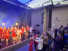 Koncert świąteczny z gwiazdami: Leszkiem Możdżerem, Martą Burdynowicz, Łukaszem Reksem i młodzieżą Sopockiego Teatru Baabus Musicalis na Filologicznym UG