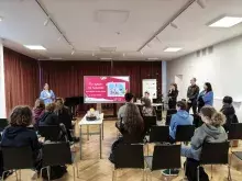 Studenci prezentujący norweskie tradycje świąteczne