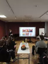 Studenci prezentujący norweskie tradycje świąteczne