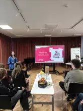 Studenci prezentujący norweskie tradycje świąteczne