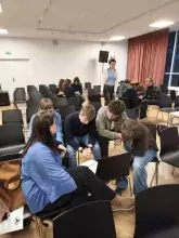 Studenci i licealiści podczas pracy grupowej