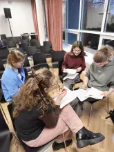 Studenci i licealiści podczas pracy grupowej