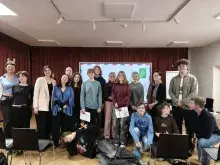 Studenci i licealiści wraz z prowadzącymi