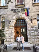 Aleksandra Kalinowska i dr Roxana-Ema Dreve przed budynkiem uniwersytetu 