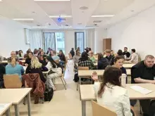 Studenci z Norwegii pracujący w grupach ze studentami z Polski
