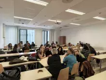 Studenci z Norwegii pracujący w grupach ze studentami z Polski
