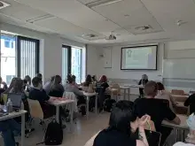 Prof. Schoor ze studentami podczas wykładu