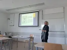 Prof. Schoor podczas wykładu przy ekranie