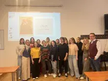 Dr Maria Szoska, studenci polonistyki UJ oraz opiekun stażu prof. dr hab. Witold Bobiński