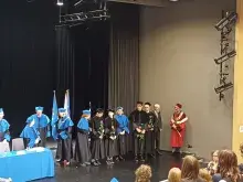dr Jacek Gryczka z prof. dr hab. Andrzejem Kątnym i innymi wypromowanymi doktorami oraz ich promotorami na scenie
