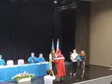 dr Turska odbiera nagrodę z rąk Rektora