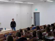 Prof. Ivo Buzek oraz część słuchaczy i słuchaczek