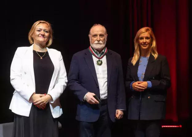 Profesor Stefan Chwin odznaczony Złotym Medalem "Zasłużony Kulturze Gloria Artis"