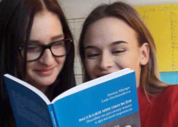 Podręcznik Расскажи мне обо всём Joanny Mampe i Lady Ovcinnikovej na Taiwanie, w Iraku i Rosji