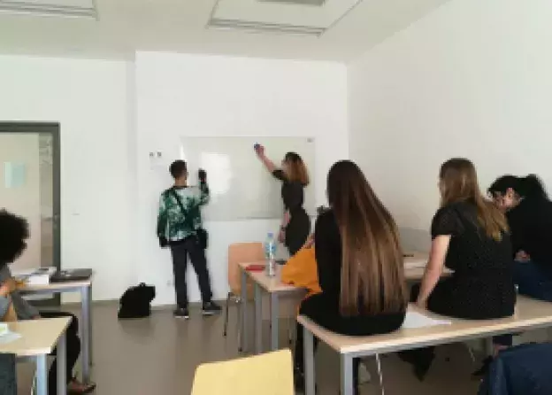 Studenci anglistyki wspierają nauczycieli! Zapraszają dzieci i młodzież na zajęcia