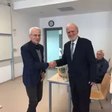 prof. Ossowski i prof. Kątny uścisk dłoni