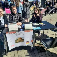 Koło "Translator" podczas Dni Otwartych UG 2022: (od lewej): Marta Machtyl, Tomasz Patok, Dorota Warnke