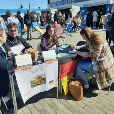 Koło "Translator" podczas Dni Otwartych UG 2022: (od lewej): Marta Machtyl, Tomasz Patok, Dorota Warnke