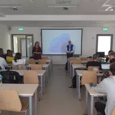 Widok na prelegenta i uczestników wykładu