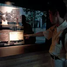 Prof. Goro Kimura führt durch die Ausstellung 