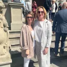Dr. Janus und Dr. habil. Szymańska vor dem Artushof