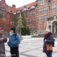 Na dziedzińcu kampusu Politechniki Gdańskiej