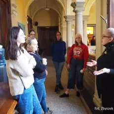 Po Nowym Ratuszu oprowadza pani dyrektor Wioletta Krewniak