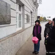 Przy tablicy poświęconej Józefowi Piłsudskiemu