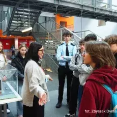 Warsztat o kampusie uniwersyteckim - zwiedzanie biblioteki